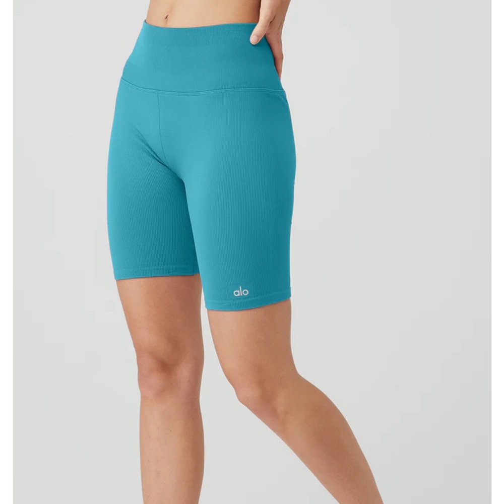 alo yoga 7’’ High-Waist Ribbed Biker Shorts in Blue Splash